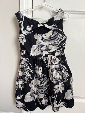 GAP Black and White Floral Keyhole Casual Dress